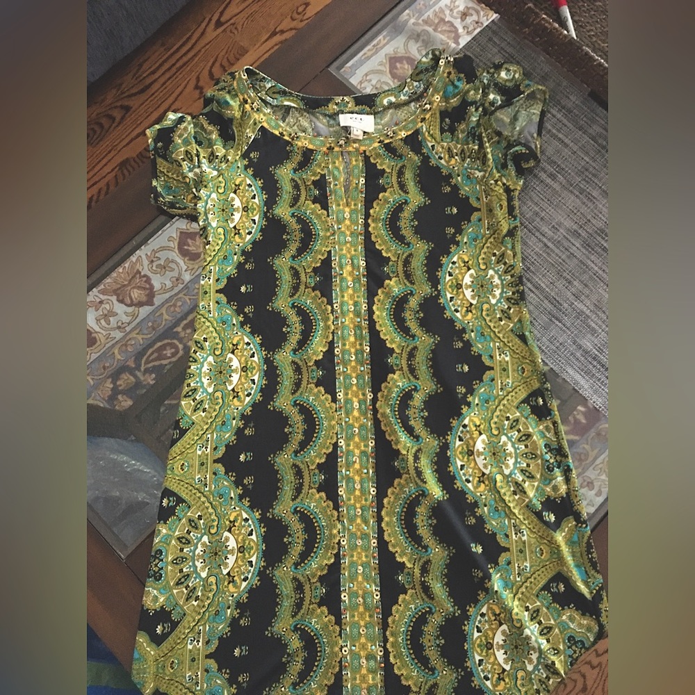 Short sleeved MIDI dress.